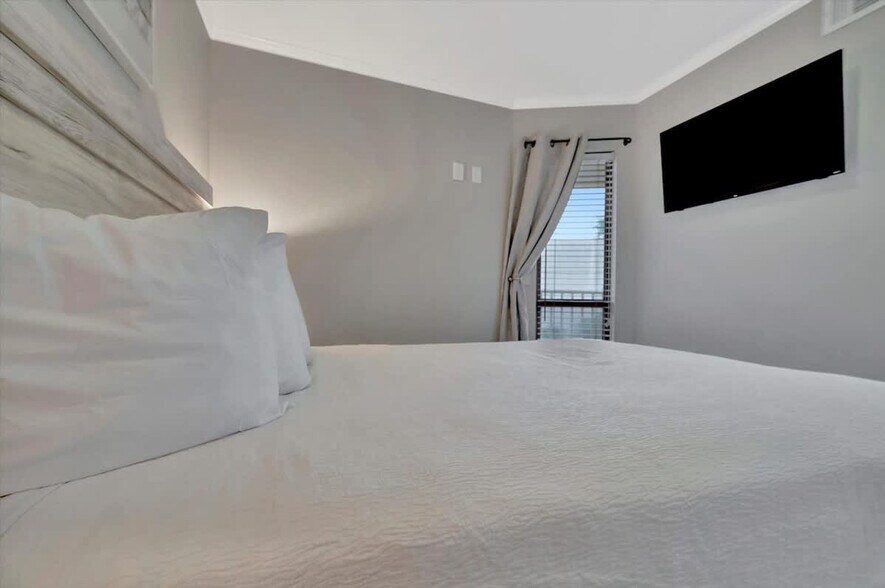 Building Photo - 2506 N Rocky Point Dr