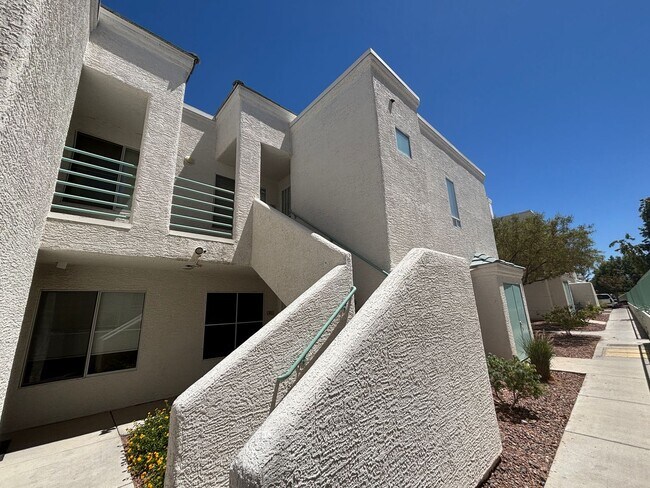 Building Photo - 7100 W Pirates Cove Rd