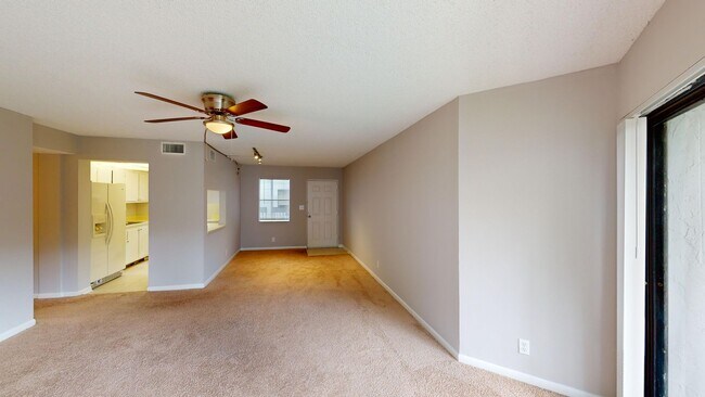Building Photo - 1 Bed/ 1 Bath Near The Outlet Mall - *Wate...