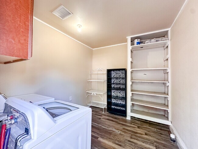 Building Photo - 2-bedroom, 1-bath home in Maxey Park!