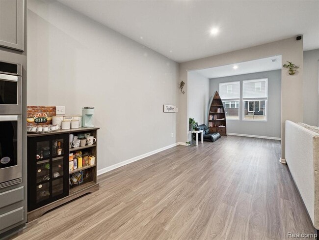 Building Photo - 4765 Glenora Dr