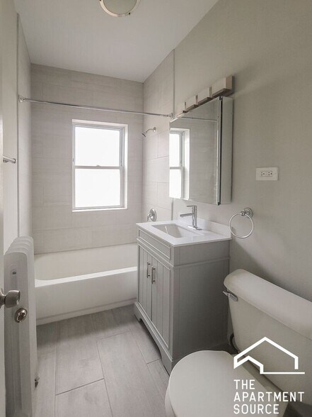 Building Photo - 5135 N Wolcott Ave