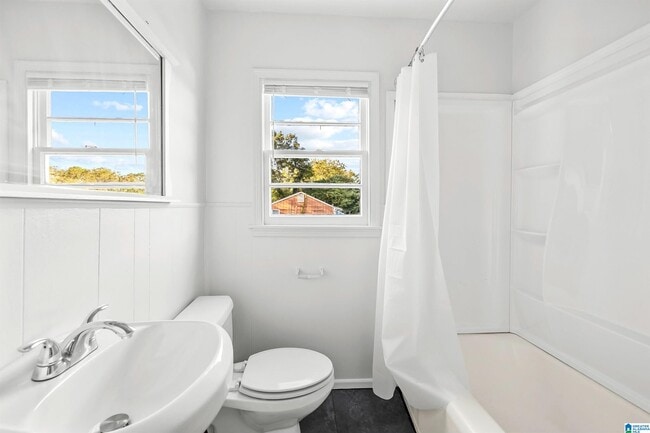 Building Photo - 932 5 Mile Rd