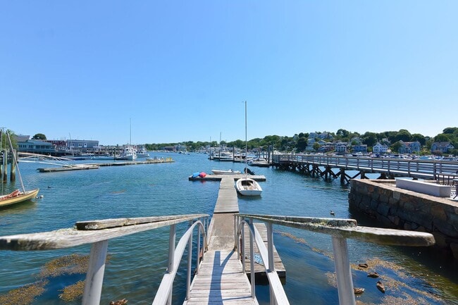 Building Photo - Winter Rental: Waterfront 3 Bed/3 Bath on Rocky Neck