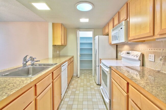 Building Photo - 2 Bedroom Condo On Holland's South Side