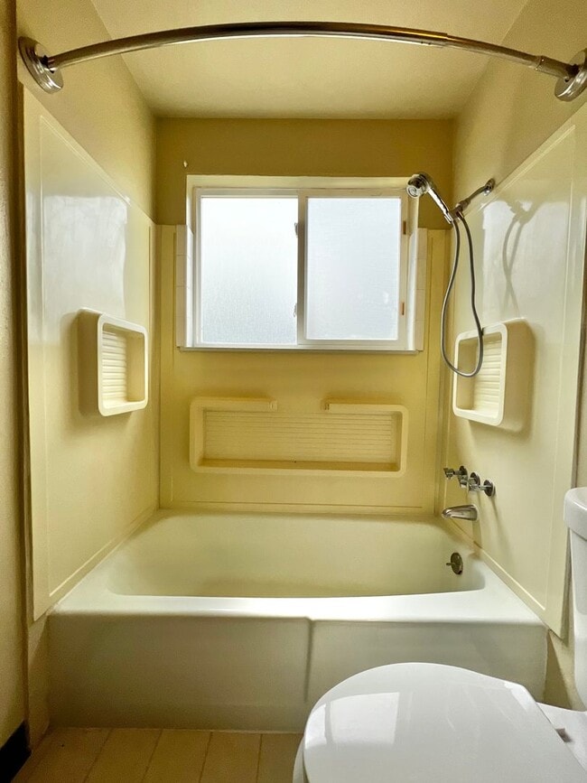 Building Photo - **Charming 2-Bedroom Downstairs Unit in Pr...