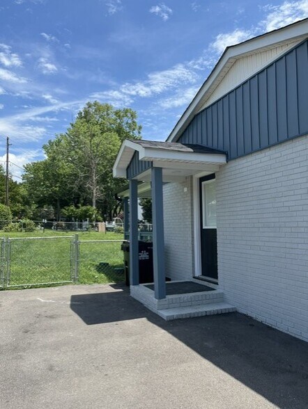 Building Photo - 803 Robinson Rd