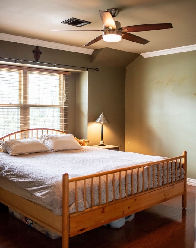 Building Photo - 1911 Shadow Bend Dr