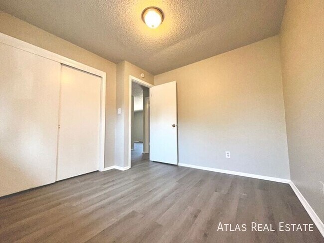 Building Photo - 4319 Dewey Dr