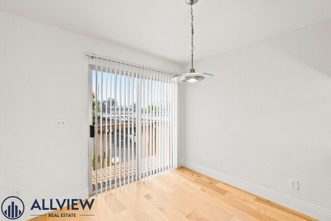 Building Photo - Renovated 2 Bedroom, 1 Bathroom Available ...