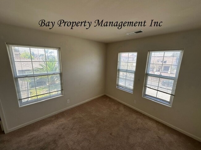 Building Photo - **Spacious 4 Bedroom Home with Vaulted Ceilings & Large Backyard – North Salinas**