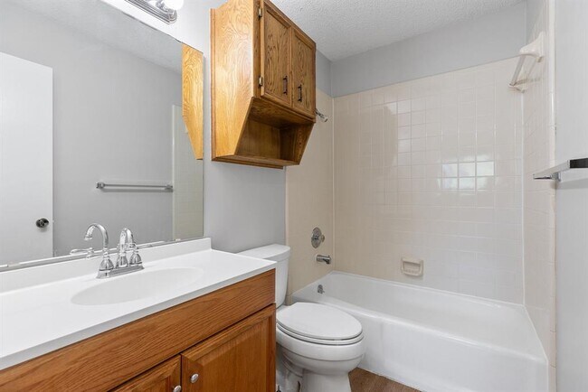 Building Photo - 506 Lakeway Dr