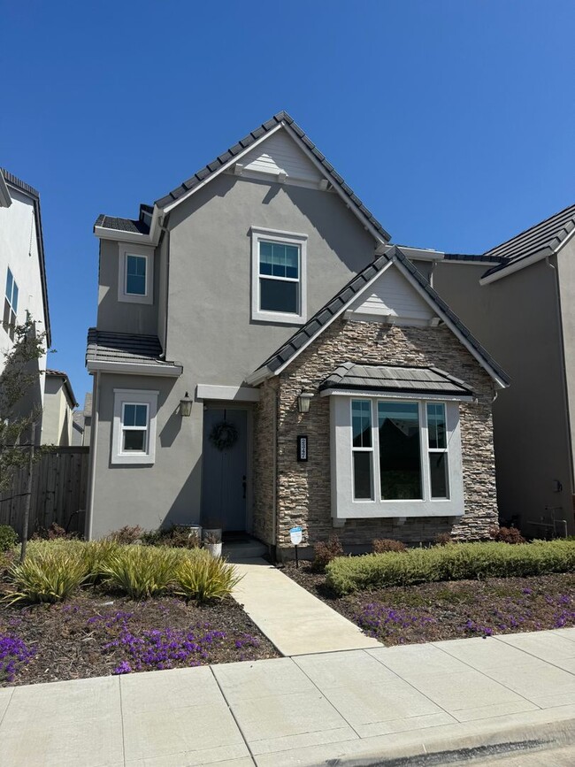 Building Photo - 3 BR/3BA | Newly Renovated Single Family Home | Front Yard| In Sacramento!