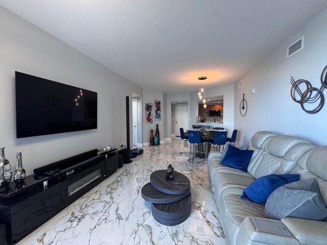 Building Photo - 2/2 in Marina Grande