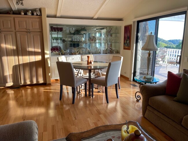 Building Photo - 229 Oak View