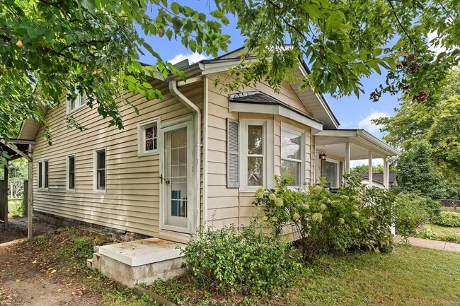 Building Photo - Adorable East Nashville Cottage w/ HUGE Fully-Fenced backyard!