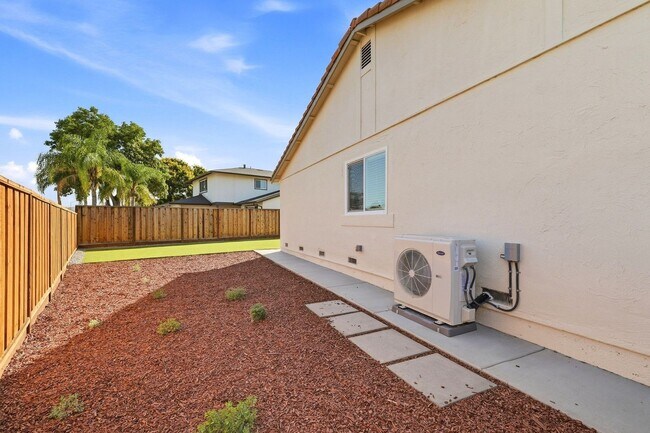Building Photo - 560 Glenburry Way