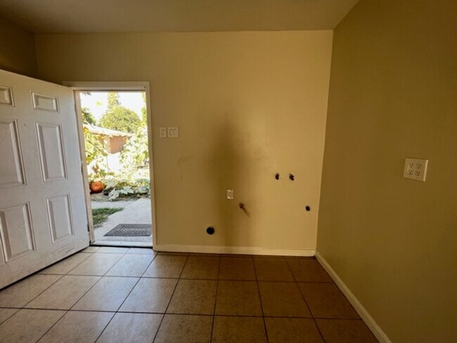 Building Photo - 3 bedroom 1 bathroom home located in San B...