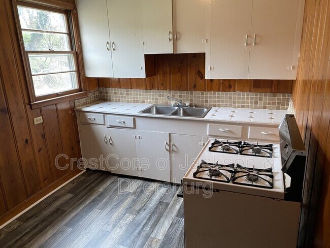 Building Photo - 610 Troy Ave