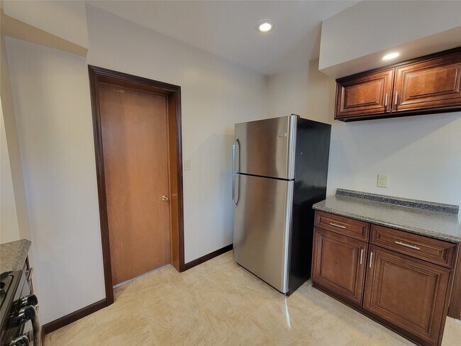 Building Photo - 90 Broad Ave