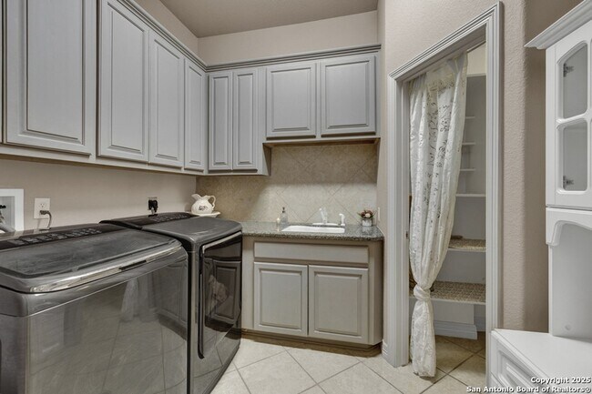 Building Photo - 9752 Trophy Oaks Dr