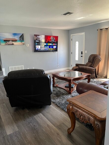 Building Photo - 510 Driftwood Cir W