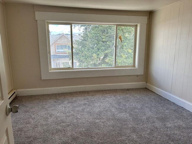 Building Photo - 3008 E Rowan Ave