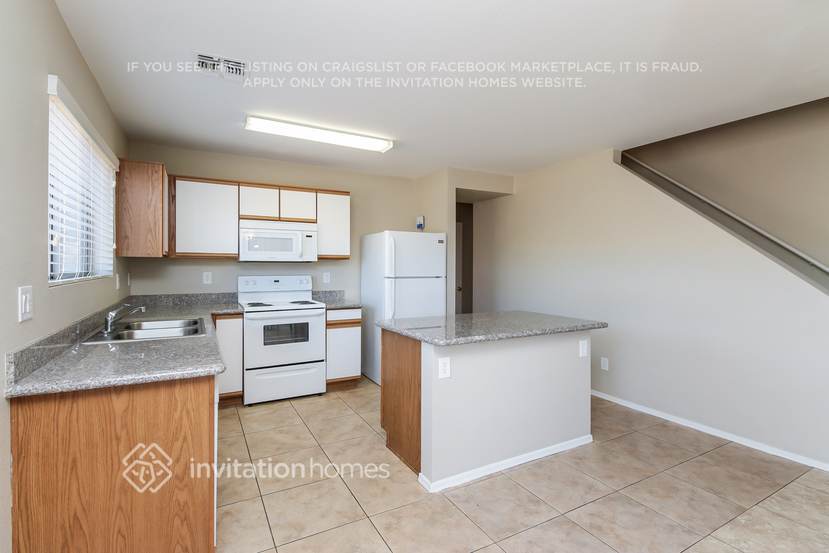 Building Photo - 2066 E Spruce Dr