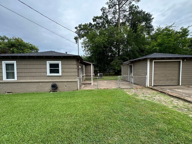 Building Photo - 2521 Sunnybrook Dr