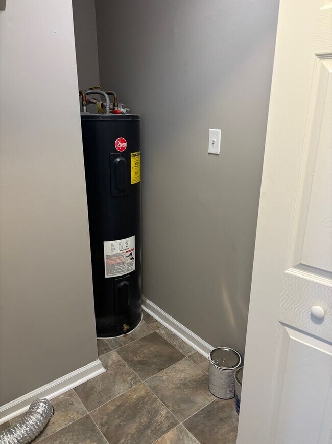 Building Photo - Beautiful 2 story townhome available in Asheboro!