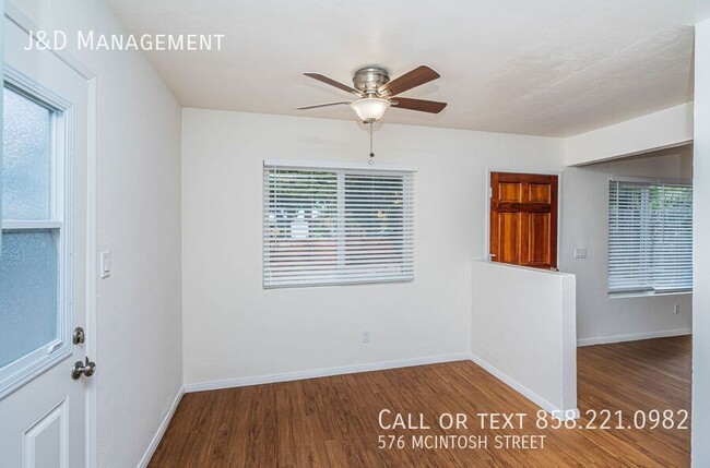 Building Photo - Renovated Duplex w/ Parking and Fenced Yard