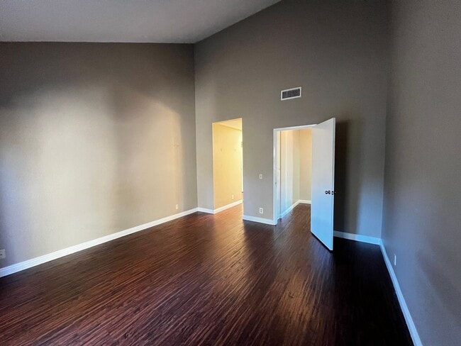 Building Photo - 2 Bedroom 3 Bath Condo for Rent in an Excellent Area of Fullerton