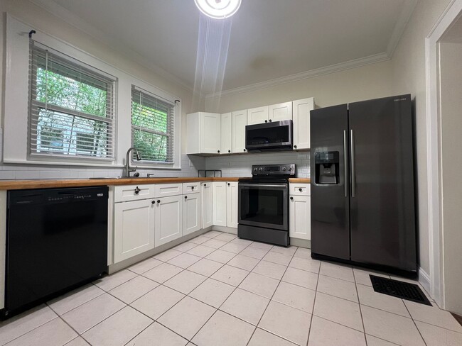 Building Photo - 2 bed and 1 bath house in Tree Streets Neigborhood.