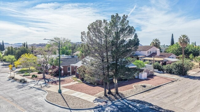 Building Photo - 715 E Robinson Ave
