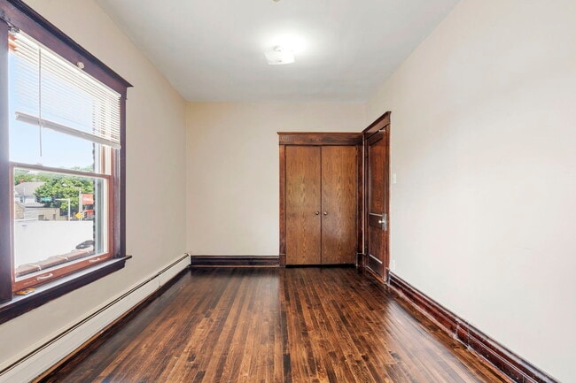 Building Photo - 319 Chicago Ave