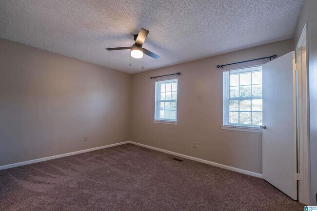 Building Photo - 1402 Applegate Dr