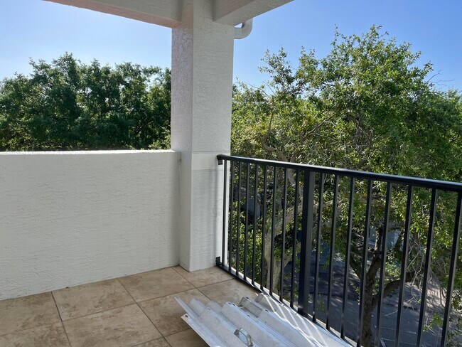 Building Photo - 5024 Lantana Rd