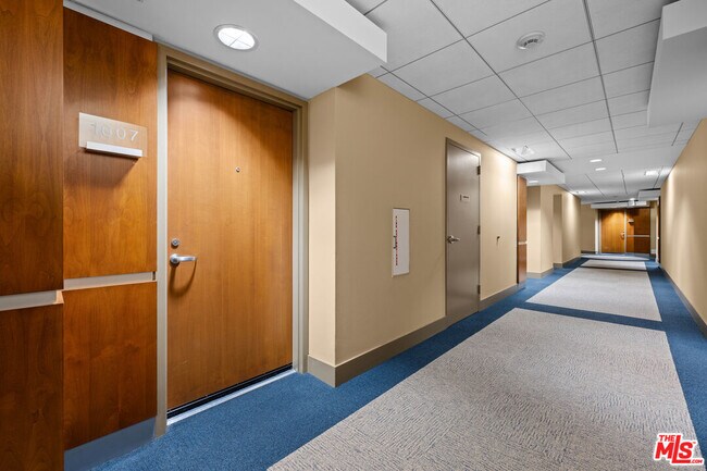 Building Photo - 13700 Marina Pointe Dr