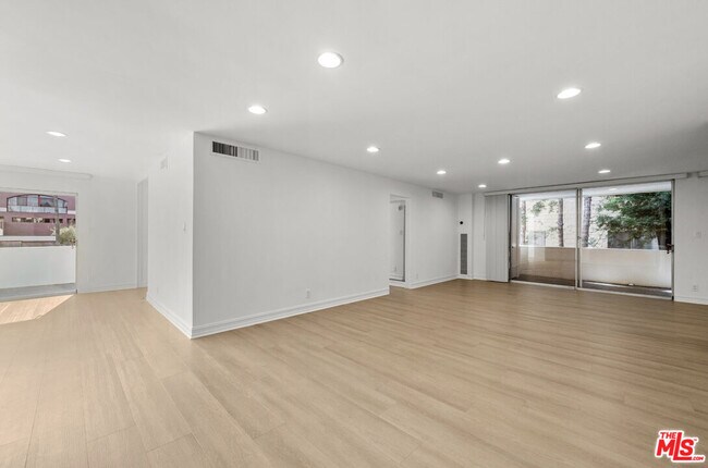 Building Photo - 262 N Crescent Dr