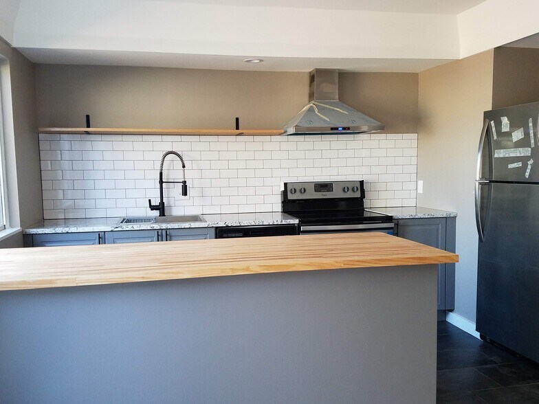 Building Photo - 1008 Manor Ln