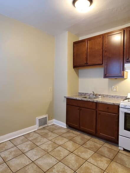 Building Photo - 1927 E Hillcrest Ave