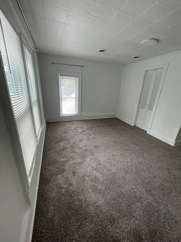 Building Photo - 219 N Davison St