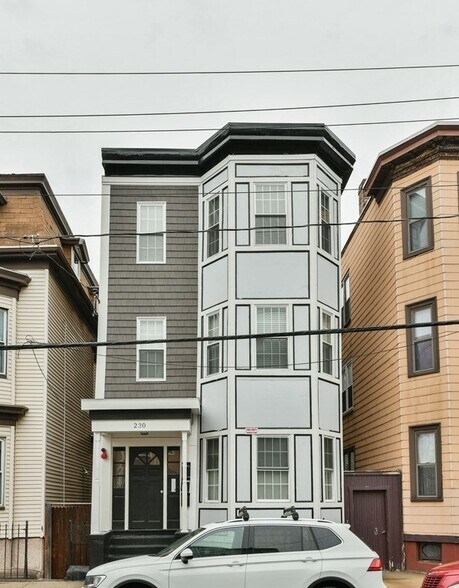 Building Photo - 230 Saratoga St