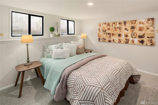 [staged] Bedrooms (2) with big closet and heating - 815 N 41st St
