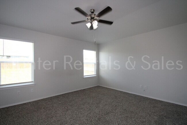 Building Photo - Spacious Open-Concept 3 Bedroom Home with Split Floor Plan