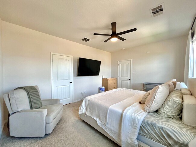 Building Photo - 401 Town Lk Bnd