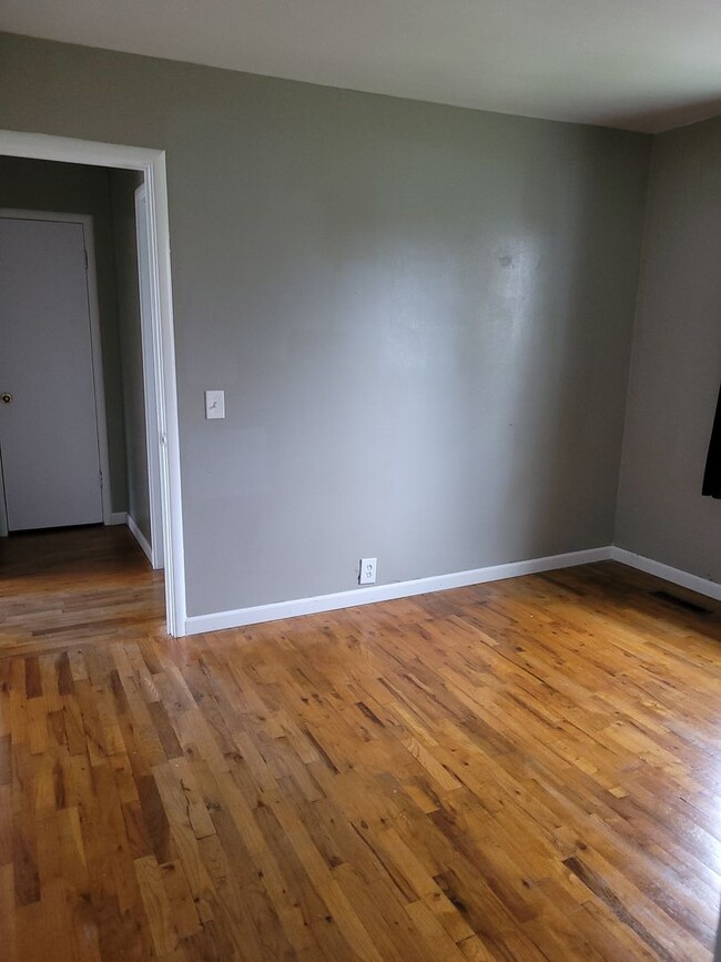 Building Photo - Adorable 3 bedroom 1.5 bathroom house for ...
