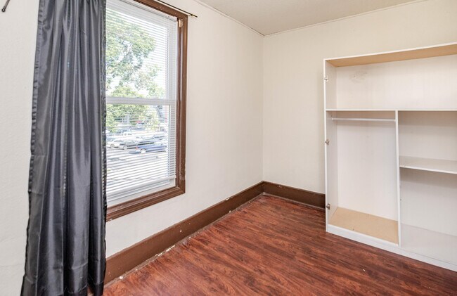 Building Photo - 213 Waugh St