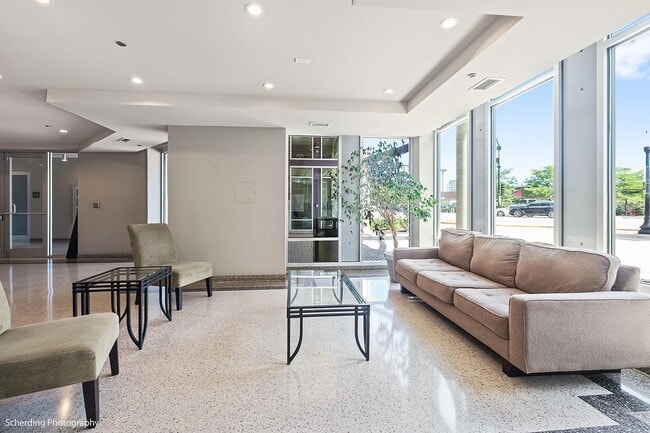 Building Photo - 437 W Division St