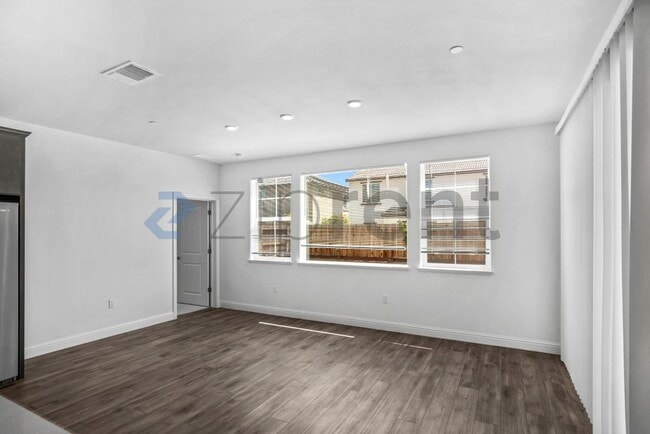 Building Photo - Unit